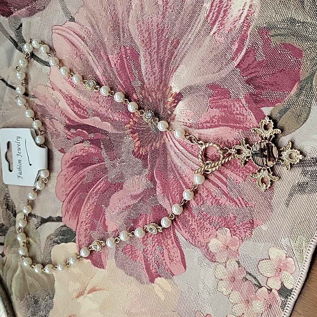 Fashion Pearl And Toggle Closure Necklace